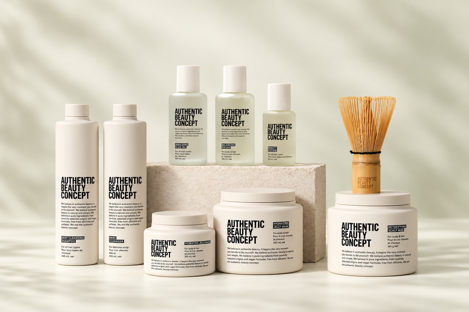 Producten van Authentic Beauty Concept op een lichte achtergrond met zachte olijfgroene tinten